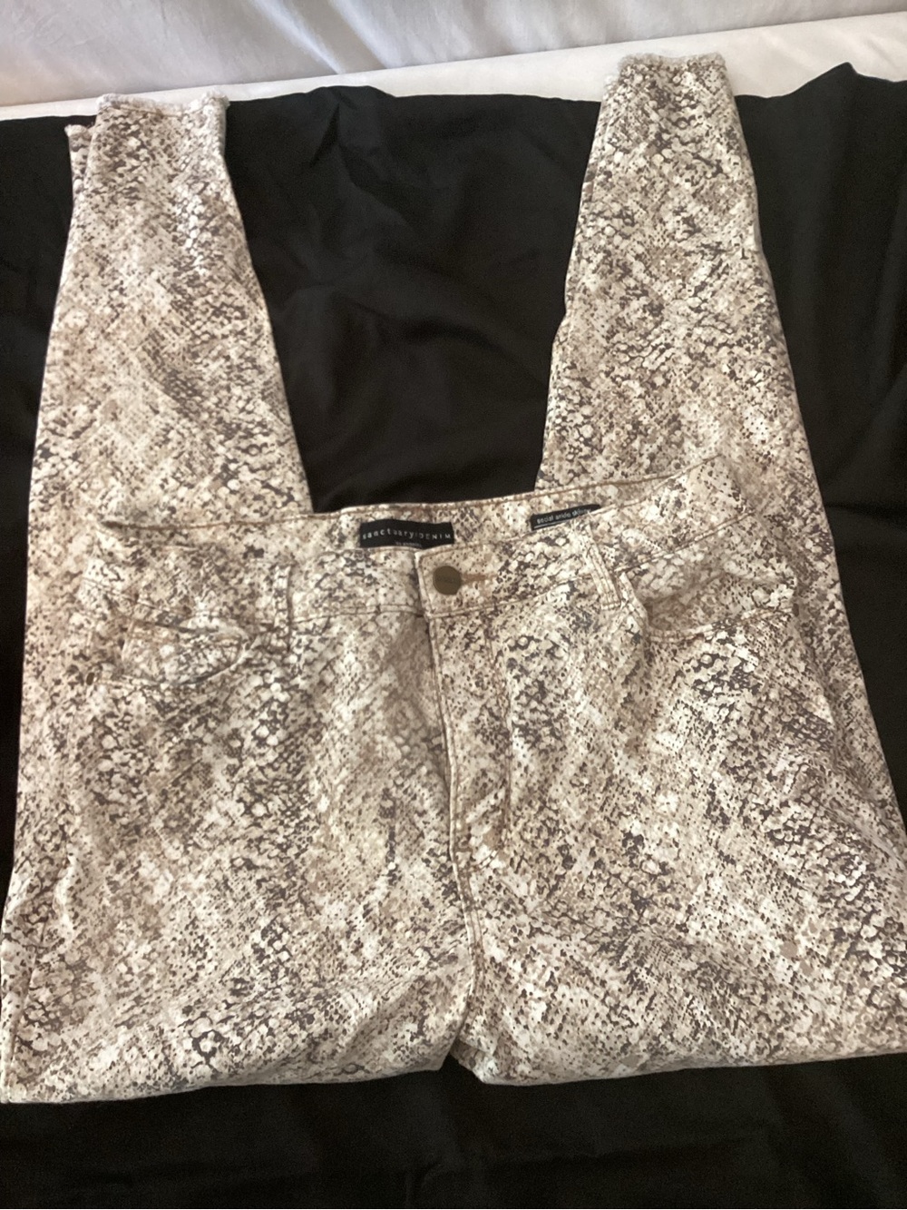 Women’s Snake-Print Slim Jeans, High Rise Size 32. Indie Sleeze, Hipster